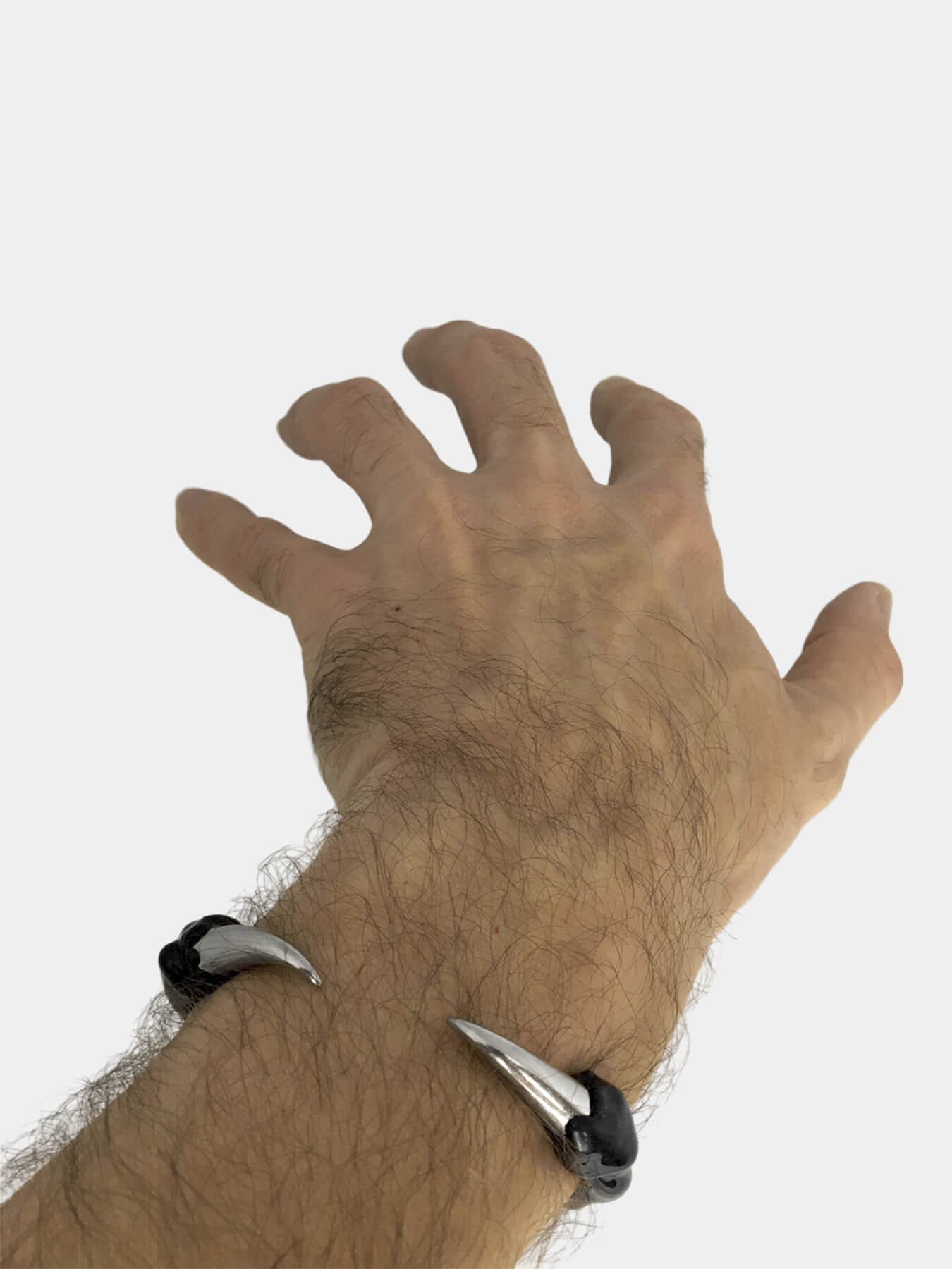 Браслет с шипами