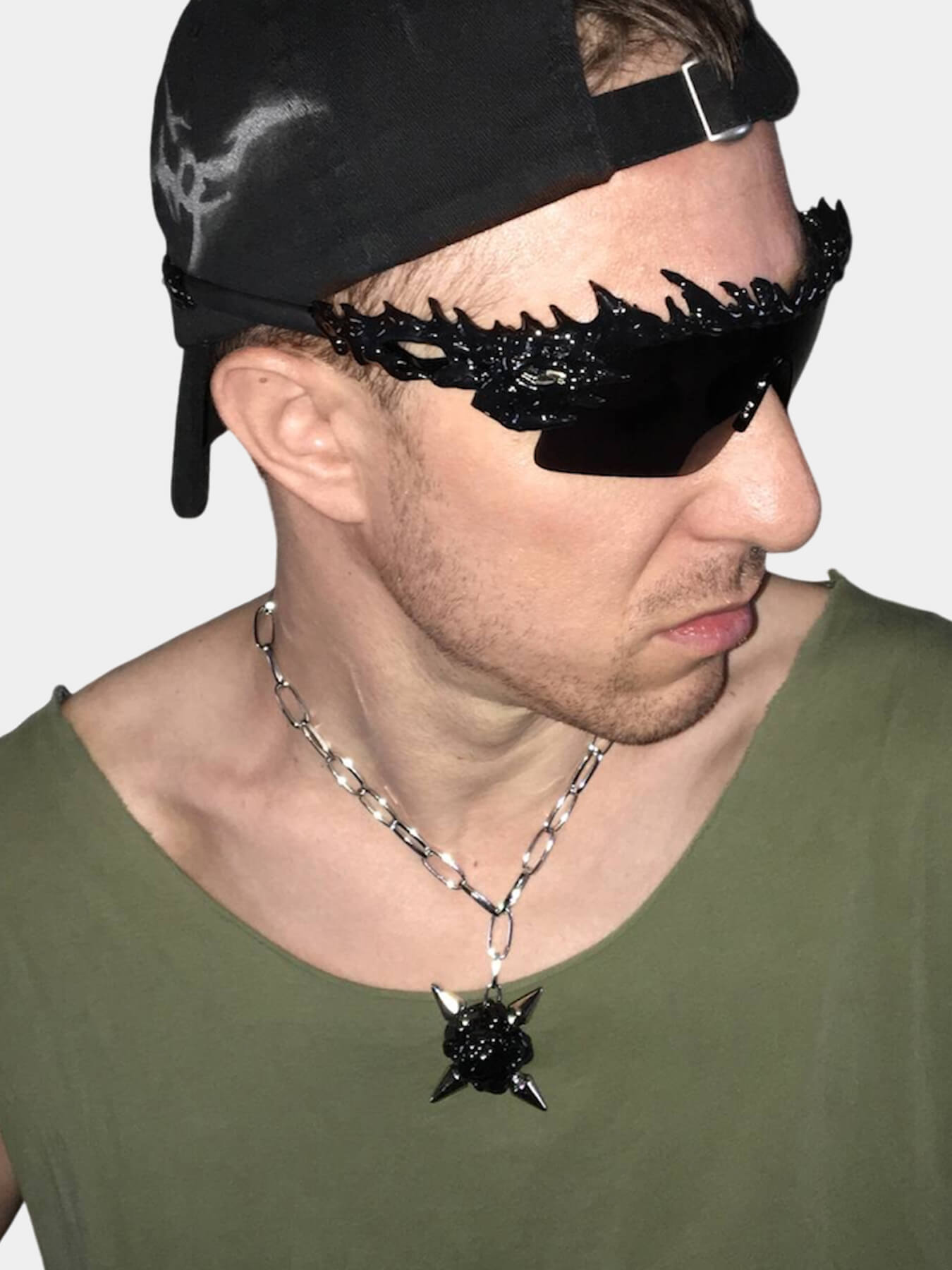 Подвеска с шипами