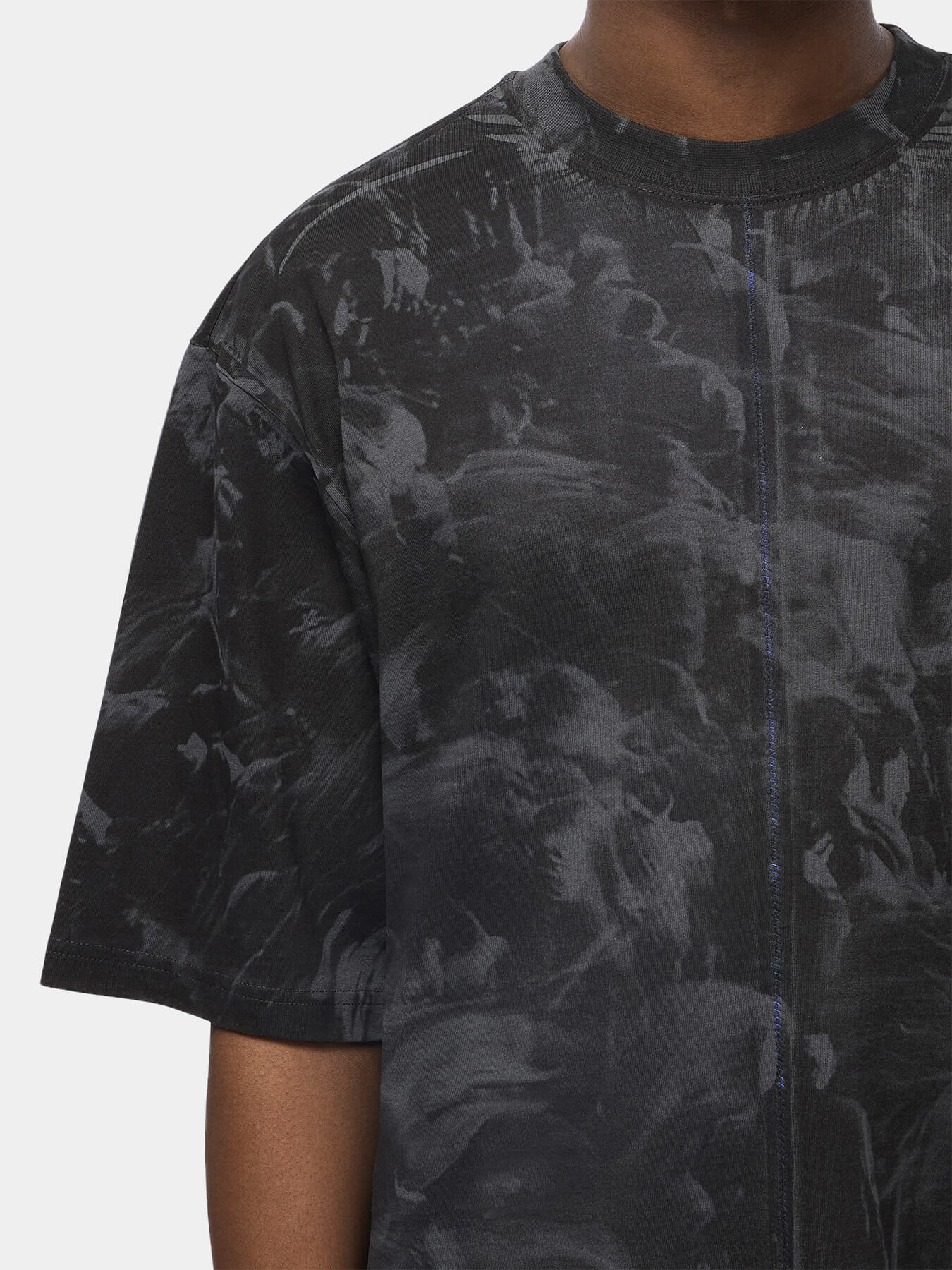 Футболка BUSTLE