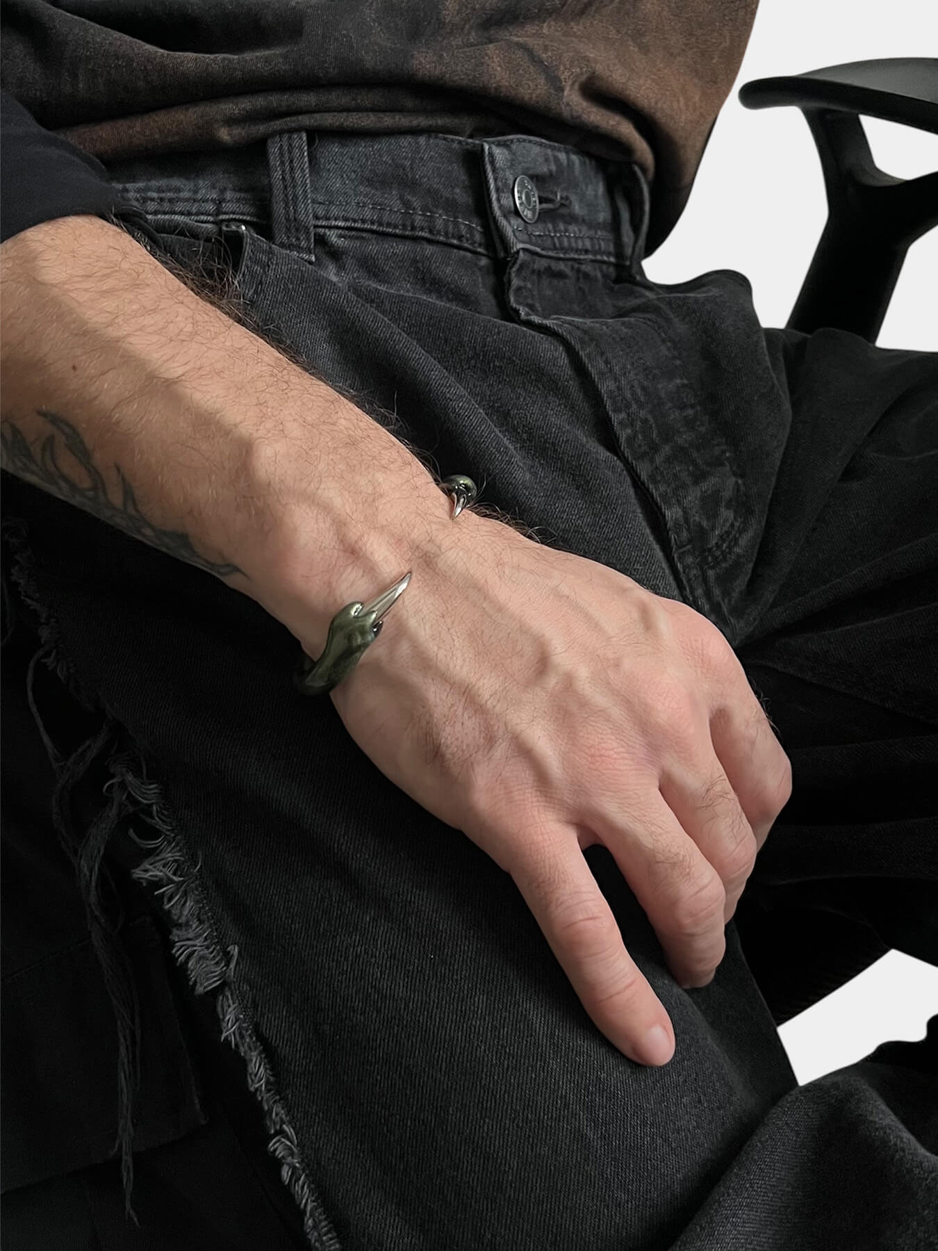 Браслет с шипами