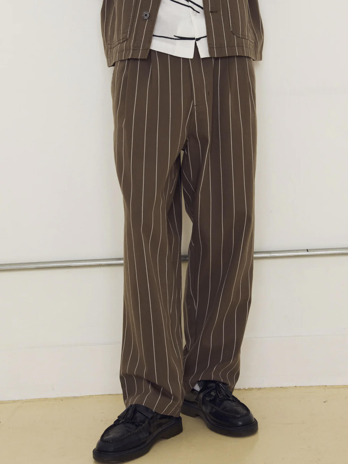 Брюки FOSTER PLEATED STRIPE