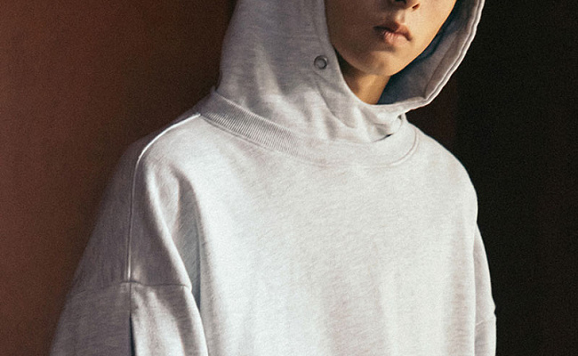 Деталь кроя худи и эффект многослойности